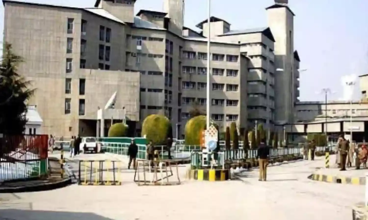 Govt Vs Doctors: Kashmiris See Selective Justice In Action Against SKIMS Head