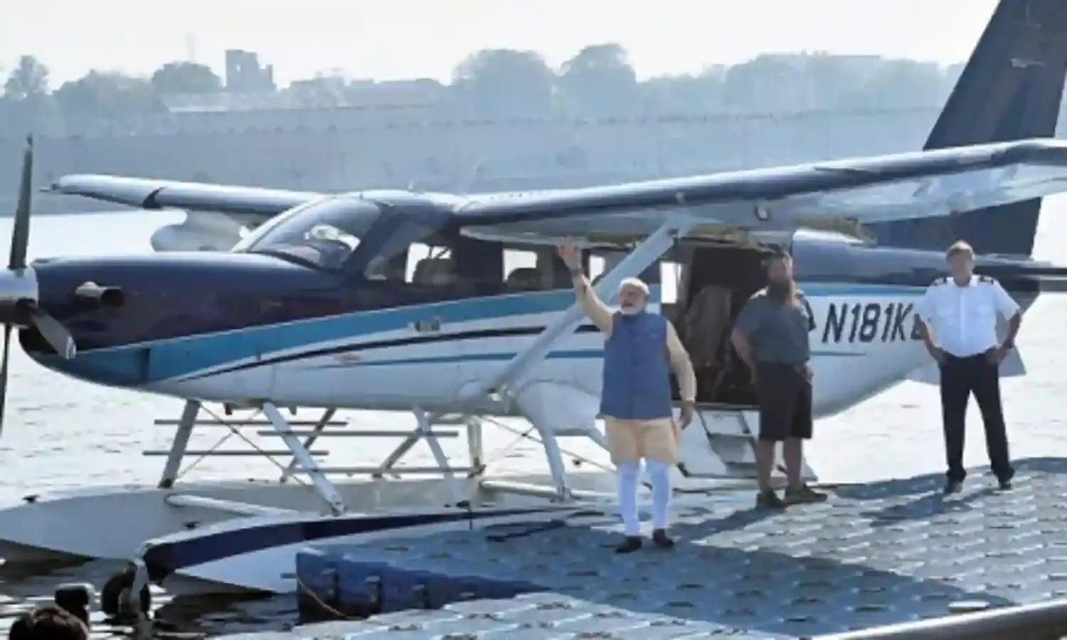 गुजरात चुनाव: रोड शो बनाम सी प्लेन गुजरात चुनाव: रोड शो बनाम सी प्लेन