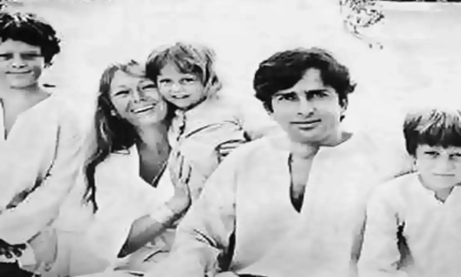 Shashi Kapoor: A Legend Dies!