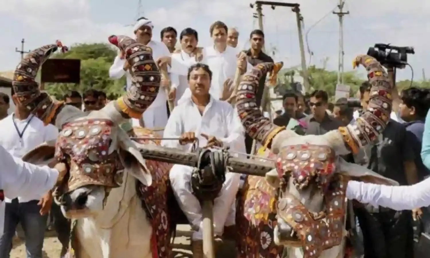 मीडिया के बावजूद मीडिया के बावजूद