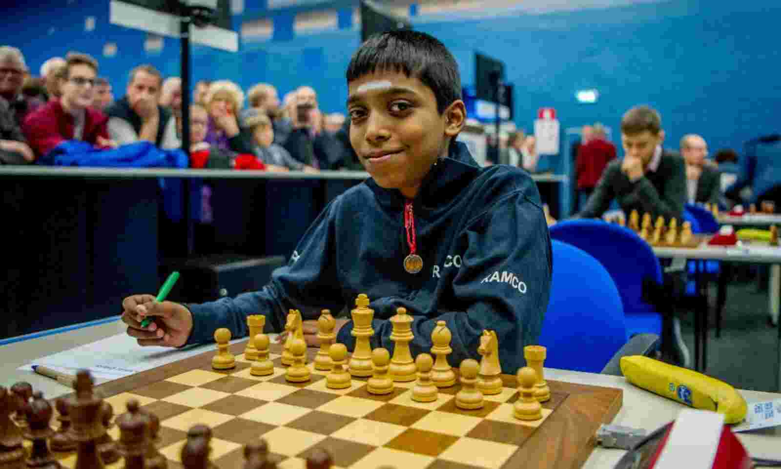 Indian World Rapid Chess Champion Viswanathan Anand, right, plays against  children at the launch of a school chess tournament organized by the NIIT  Mind Champion's Academy in Bangalore, India, Monday, Sept. 20